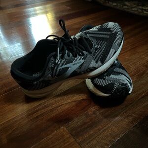 Brooks Monochrome Patterned Sneakers